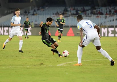 Diego Lainez (c) marcó los dos tantos de México en la derrota 3-2 frente a Inglaterra en el Mundial de India. (EFE)