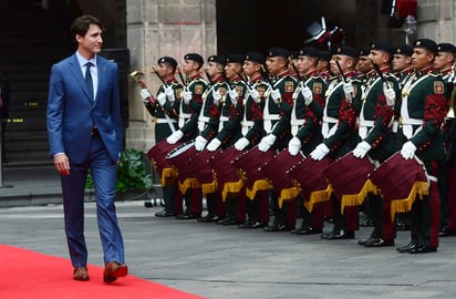 Adentro, los reporteros de la fuente se acomodan, están acompañados por los medios canadienses. A las 17:00 horas comenzará la ceremonia oficial para dar la bienvenida al premier canadiense Justin Trudeau. (AP)