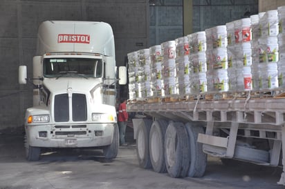 Nada.-La Fepade liberó a Desarrollo Social del Estado cientos de latas de pintura e impermeabilizante de la bodega asegurada. (FERNANDO COMPEÁN)