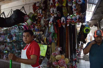 Decadencia. Aseguran comerciantes que las ventas han bajado de forma sustancial desde agosto. (EL SIGLO DE TORREÓN/ROBERTO ITURRIAGA)