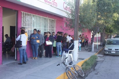 Los costos de los servicios varían desde 20 pesos por un acta de nacimiento, y 220 pesos por todo el paquete de asentamiento de divorcio, el cual llega a tener un valor normal de mil 600 pesos. (EL SIGLO DE TORREÓN)