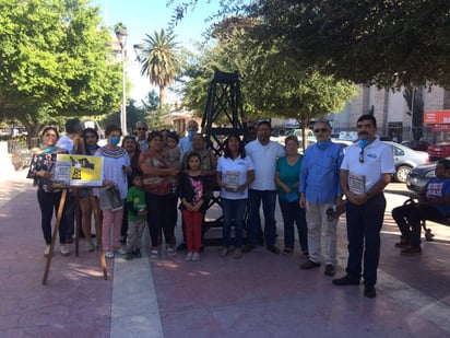 En esta actividad, que arrancó desde las 9 de la mañana en la Plaza de Armas de Torreón, los ambientalistas repartieron trípticos informativos a los ciudadanos a fin de concientizarlos acerca de este tema. (ANGÉLICA SANDOVAL)