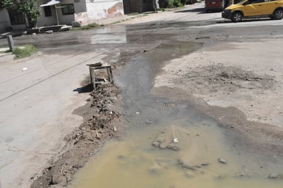 Contingencia. En diversas colonias del poniente, el drenaje permanece tapado luego de las lluvias. (EL SIGLO DE TORREÓN)