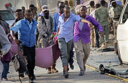 Somalia sufrió el sábado el peor atentado de su historia después de que presuntos terroristas de Al Shabab detonaran camiones-bomba contra un hotel y un mercado de la capital. (AP)