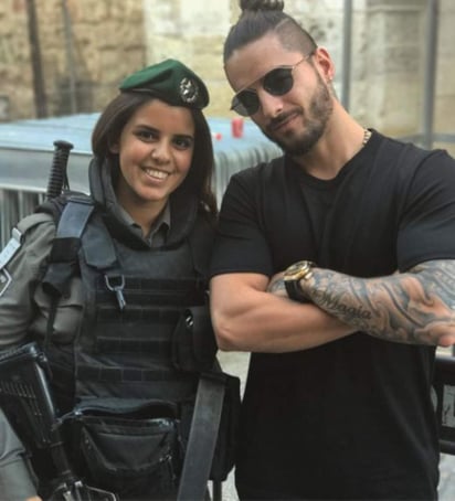 Por medio de la red social Instagram, Maluma vuelve a acaparar miradas y a encender el debate al haber compartido una fotografía que tomó mientras se encontraba de visita en Israel. La descripción dice 'Nueva seguridad', siendo los protagonistas de la imagen él y una mujer identificada como una policía de frontera del citado país. (ESPECIAL)