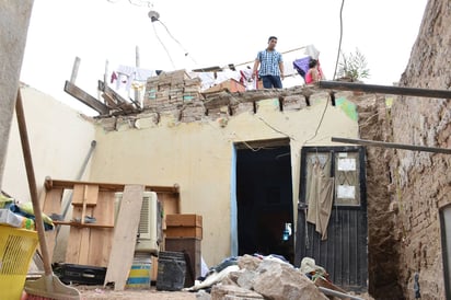 Ayuda. Cemento y láminas entregará Desarrollo Social en las colonias Victoria y Vista Hermosa directamente a las personas censadas y que habitan las 22 viviendas afectadas por las lluvias. (FERNANDO COMPEÁN)