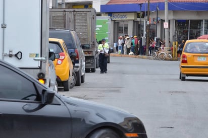 Parados. Agentes de Vialidad no agilizan el tránsito en sectores donde hay obras y rutas alternas. Sólo se colocan a mitad de calle. (EL SIGLO DE TORREÓN)