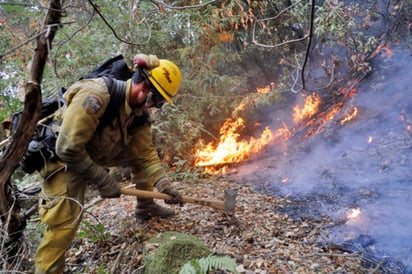 Más al norte, un incendio que estalló durante la noche en las montañas al sur de la Bahía de San Francisco arrasó poco más de 50 hectáreas (125 acres) y obligó a evacuar 150 viviendas. (AP)