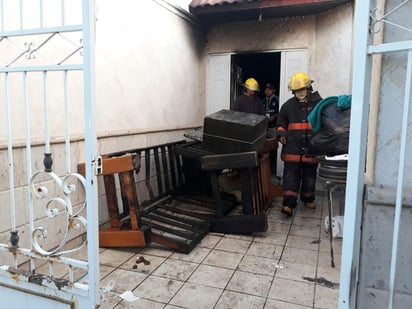 Bomberos se trasladaron al lugar y comenzaron a sofocar las llamas. (EL SIGLO DE TORREÓN) 