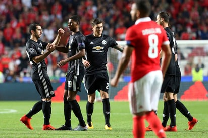 El United, menos necesitado de puntos porque lideraba su grupo, llegaba con numerosas bajas, las del inglés Carrick, el francés Pogba y el belga Fellaini, y especialmente la del sueco Ibrahimovic.
