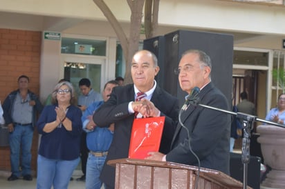 Ceremonia. Autoridades entregaron el documento. (EL SIGLO DE TORREÓN/MARY VÁZQUEZ)