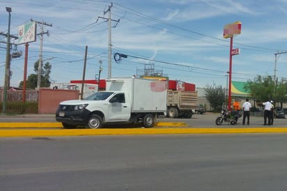 Percance. Camioneta empresarial sufre falla y conductor termina en el camellón.