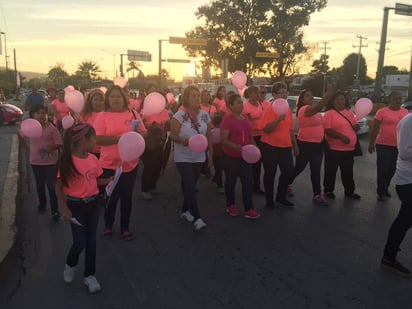 La Marcha encabezada por la presidenta de la asociación la Médico Radiólogo con Subespecialidad en Imagenología Susana Medrano Hernández y Angélica Alvarado Guerrero, dirigente de la Organización de Mujeres Transportistas de Durango (Taxis Rosa), partió del estacionamiento de un centro comercial ubicado en bulevar Miguel Alemán y J. Agustín Castro hacia la Presidencia Municipal de Gómez Palacio. (EL SIGLO DE TORREÓN)