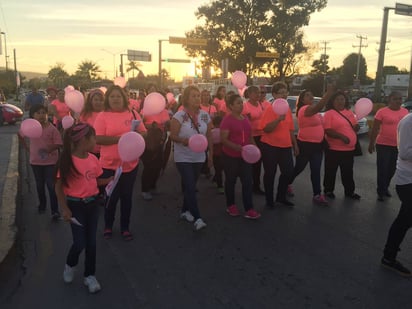 Lucha. Mujeres conmemoran el Día Internacional de la lucha contra el Cáncer de Mama. (EL SIGLO DE TORREÓN)