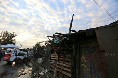 Luego de 16 años, el Gobierno de la Ciudad de México inició la destrucción de un campamento en la avenida Telecomunicaciones, en la delegación Iztapalapa. (TWITTER)