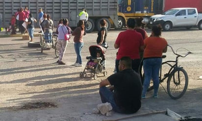 Los quejosos colocaron piedras, ramas y llantas en ambos sentidos de la vialidad, obstruyendo el paso de los vehículos que circulaban por la zona. (EL SIGLO DE TORREÓN)