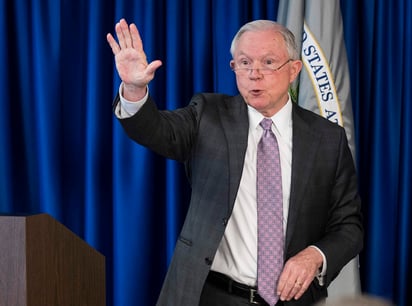 Durante un discurso en la Oficina del Procurador Federal para el Oeste de Texas, en Austin, Sessions reiteró la amenaza de bloquear fondos federales a los gobiernos locales que adopten políticas “santuario” y no acaten las leyes federales de inmigración. (AP)