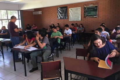 Estudios. Mientras se da una solución al conflicto del ITT, los estudiantes toman sus clases en un espacio del Cecytec de La Concha.  (EL SIGLO DE TORREÓN)