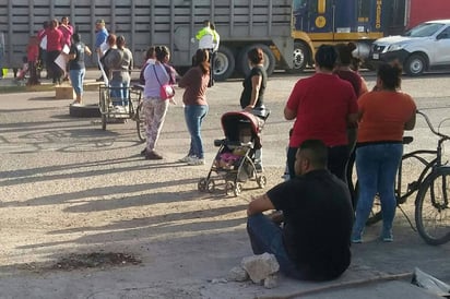 Bloqueo. Vecinos de las colonias  Lázaro Cárdenas y Santiago Ramírez se manifestaron por casos de dengue. (EL SIGLO DE TORREÓN)