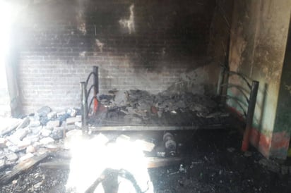 Fuego. Llamas consumen vivienda de la colonia Revolución de Gómez Palacio, no se reportaron lesionados. (EL SIGLO DE TORREÓN)