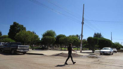 Sobre las temperaturas mínimas, abundó que en Valles y Llanos podrían oscilar entre 6.0 y 8.0 grados centígrados, de 16 a 17 grados en las Quebradas e inferiores a los cero grados en la Sierra.