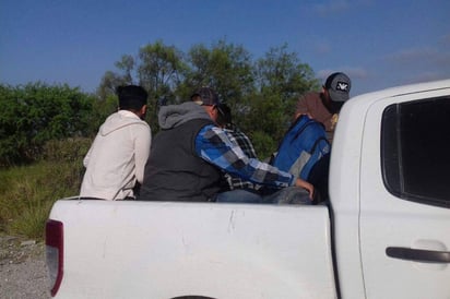 En camino. Los seis centroamericanos se encontraban caminando y buscaban llegar a Estados Unidos. 