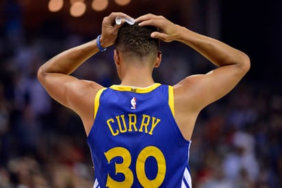 Stephen Curry recibió una sanción económica de 50 mil dólares  por arrojar su protector bucal hacia uno de los oficiales de juego. (AP)