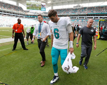 La lesión de Cutler fue debido a un duro golpe por parte del apoyador Jordan Jenkins. (AP)