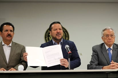 De urgencia.  Los coordinadores del PRD, PAN y el PT en el Senado de la República, Luis Sánchez, Fernando Herrera y Bartlett, respectivamente, en la cual pidieron que la Junta de Coordinación Política se reúna con carácter de urgente para definir los tiempos y el procedimiento con la intención de objetar el cese de Santiago Nieto, ex titular de la Fepade. (EL UNIVERSAL)