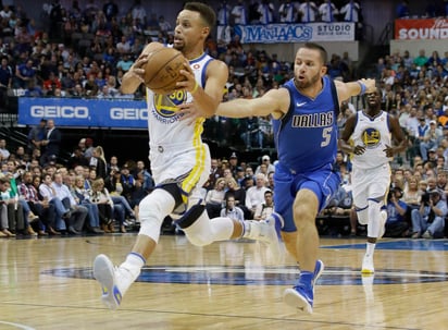 Stephen Curry fue multado con 50 mil dólares por arrojarle su protector bucal a un árbitro en el duelo del sábado. (AP)