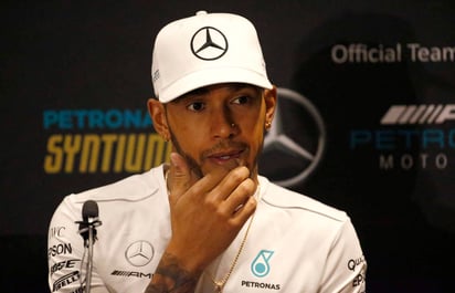 'Estaba pensando eso', dijo el piloto de Mercedes. 'Pero quiero ganar el domingo, quiero celebrar bien'. (AP)