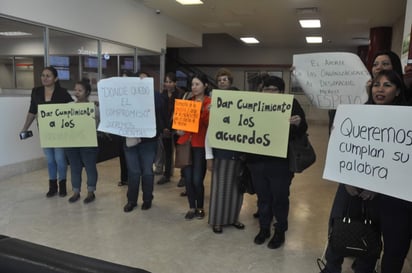 Manifestación. Un grupo de por lo menos 30 personas se 'plantó' en la presidencia de Torreón. (EL SIGLO DE TORREÓN)