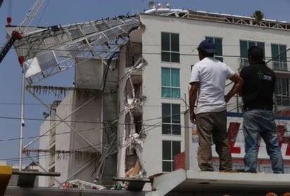 Justicia. Vecinos del inmueble exigieron justicia para las personas que fallecieron en el colapso del edificio. (ESPECIAL) 