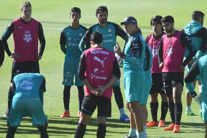 Robert Dante Siboldi durante el entrenamiento de los Guerreros, ayer en el TSM. (Fotografía de Jesús Galindo)