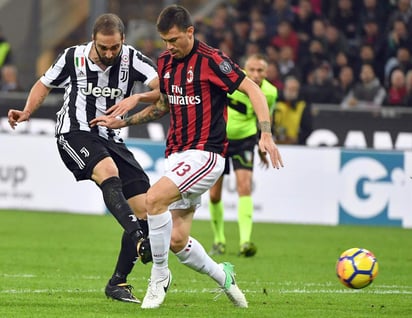 Gonzalo Higuaín marcó los dos goles de la 'Juve' en la victoria 2-0 sobre Milan. (EFE)