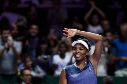 Venus Williams tuvo que venir de atrás para derrotar 6-7 (3), 6-2, 6-3 a Caroline Garcia. (AP)