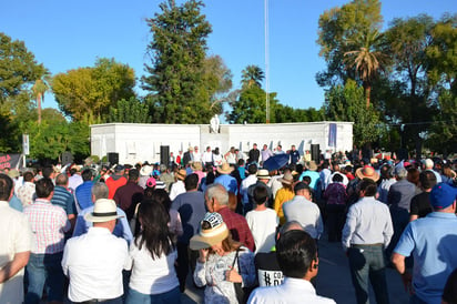 Unión. Se reunieron la tarde del sábado en la Alameda Zaragoza de Torreón. (JOEL MENDOZA)