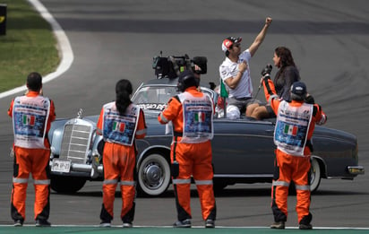 'Checo' Pérez se adelantó un lugar tras la penalización a Ricciardo. (AP) 