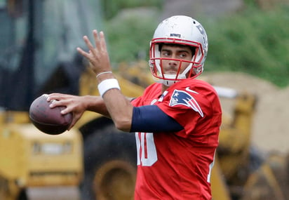 Jimmy Garoppolo llegó a la NFL en el 2014 con los Patriots, con quienes sólo inició dos juegos y ganó ambos. (Archivo)