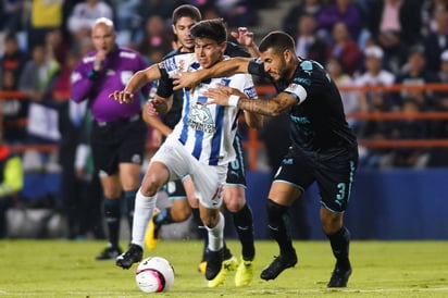 Erick Gutiérrez (i), del Pachuca, y Miguel Martínez, del Querétaro, durante el juego de la jornada 16 del Torneo Apertura 2017.  (Jam Media)