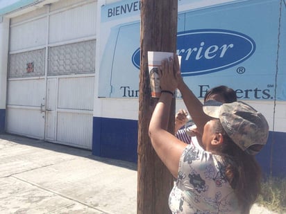 Esta mañana, los padres de Silvia Stephanie y una de sus tías, iniciaron con la pega de volantes, desde la Matamoros, pasando por la calle 28 y terminado en el bulevar Revolución. (EL SIGLO DE TORREÓN)