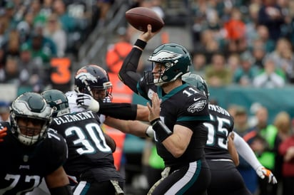 Carson Wentz lanzó cuatro pases de anotación en la victoria de las Águilas de Filadelfia. (AP)