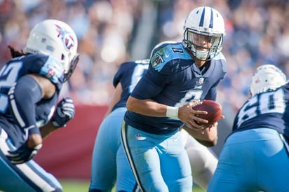 Marcus Mariota (8) lanzó dos pases de anotación en la victoria de los Titants. (AP)