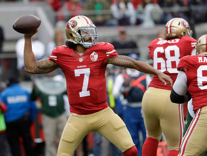 Luego, se le preguntó si consideraba que la contratación de Kaepernick facilitaría su trabajo como entrenador. (AP)