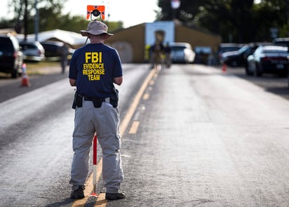 A pesar de que en primera instancia las autoridades dudaron de si el asesino se suicidó o murió a causa de los disparos del vecino, identificado como Stephen Willeford, la autopsia reveló hoy que el tiro que él mismo se propinó en la cabeza fue mortal. (AP)