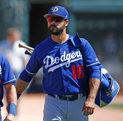 Andrew Friedman, presidente de operaciones deportivas, y Farhan Zaidi, gerente general, analizan ya vías para cortar una sequía que llegará a 30 años sin ganar el Clásico de Otoño. (AP)