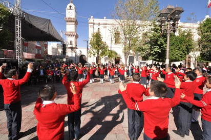 Para cerrar la semana de actividades, se realizará la colocación de ofrenda y guardia de honor en la plaza de la Revolución ubicada frente a la escuela Justo Sierra el martes 21 a las 9:30 horas. (EL SIGLO DE TORREÓN)