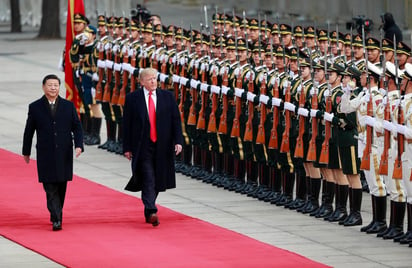 Bienvenida. El presidente de China, Xi Jinping (Izq.), recibió ayer al mandatario Donald Trump. (EFE)