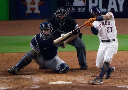 El venezolano José Altuve terminó la temporada regular con un promedio de bateo de .346. (Archivo)