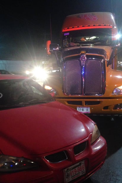 Accidente. Choca tráiler contra auto en el Periférico de Gómez Palacio, familia resultó con lesiones leves. (EL SIGLO DE TORREÓN)